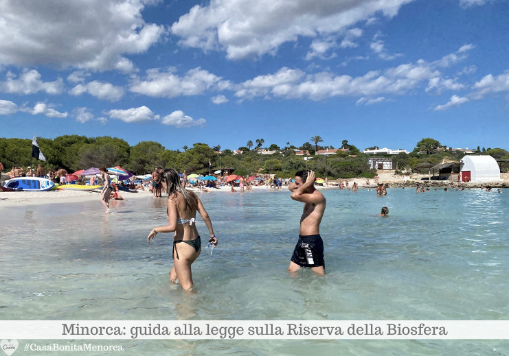 La spiaggia di Binibequer a luglio 2022